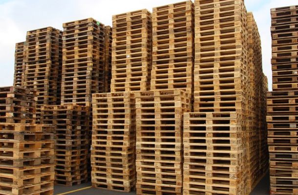 el palet (también conocido como palé o pallet)